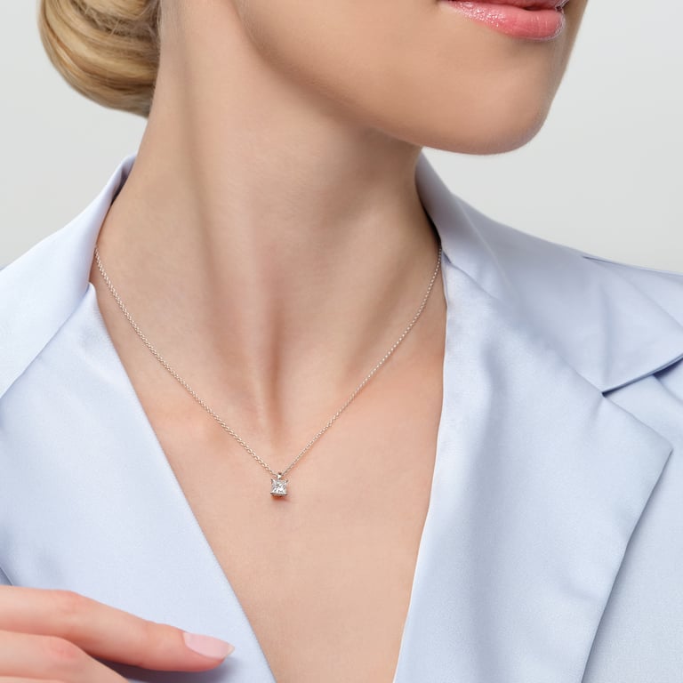 Solitaire No 4 Princess Halsschmuck aus 18 Kt Weißgold mit Diamant, am Hals getragen