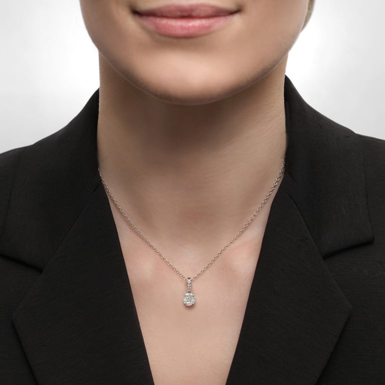 Secrets Classic Halsschmuck aus 18 Kt Weißgold mit Diamanten, am Hals getragen