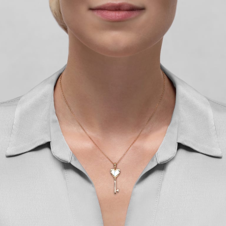 Lucky Charms Halsschmuck aus 18 Kt Roségold mit Perlmutt, am Hals getragen