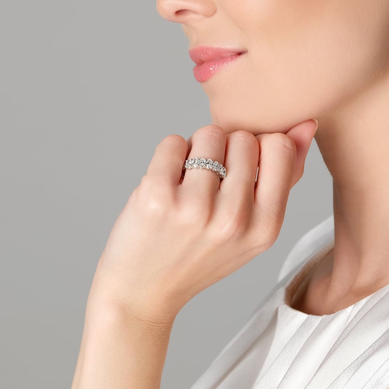 Rivière Oval Ring aus 18 Kt Weißgold mit Diamanten, an einer Hand getragen