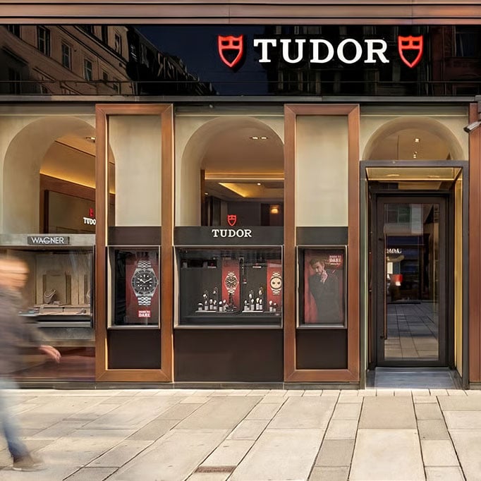 Außenansicht der TUDOR Boutique von Wagner am Graben 21 in Wien mit Eingang und TUDOR Schriftzug.