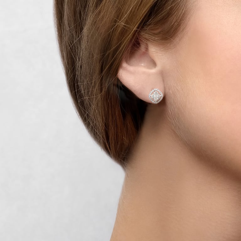 Signature Ohrschmuck aus 18 Kt Weißgold mit Diamanten, am Ohr getragen