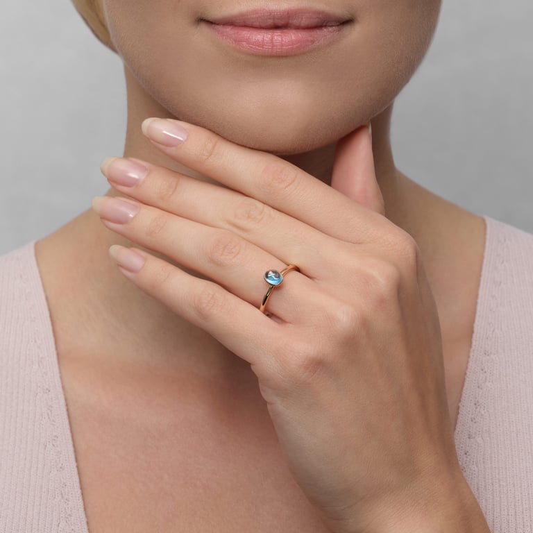 Balou & More Oval Ring aus 18 Kt Roségold mit Topas, an einer Hand getragen