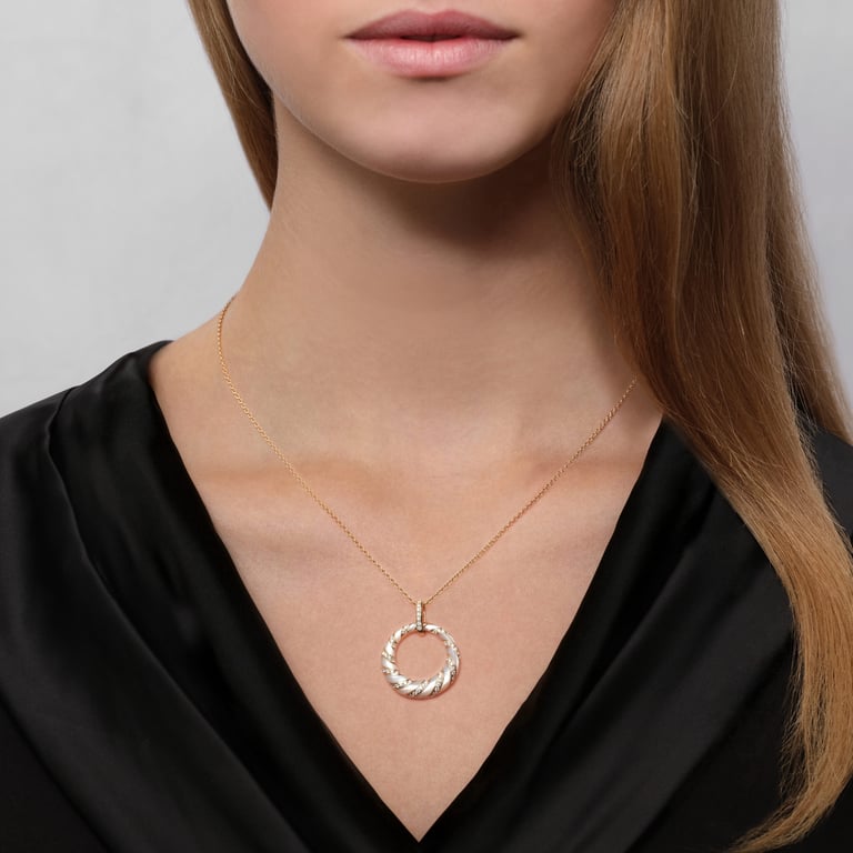 Seaside Anhänger mit Kette aus 18 Kt Roségold mit Diamanten und Perlmutt, am Hals getragen