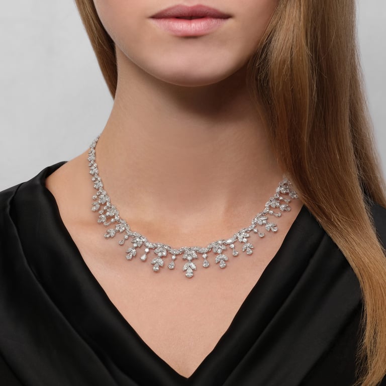 Masterpiece Collier aus 18 Kt Weißgold mit Diamanten, am Hals getragen