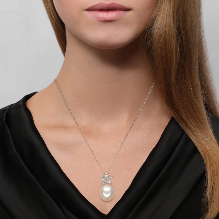 Masterpiece Shorty aus 18 Kt Weißgold mit Diamanten und Perle, am Hals getragen