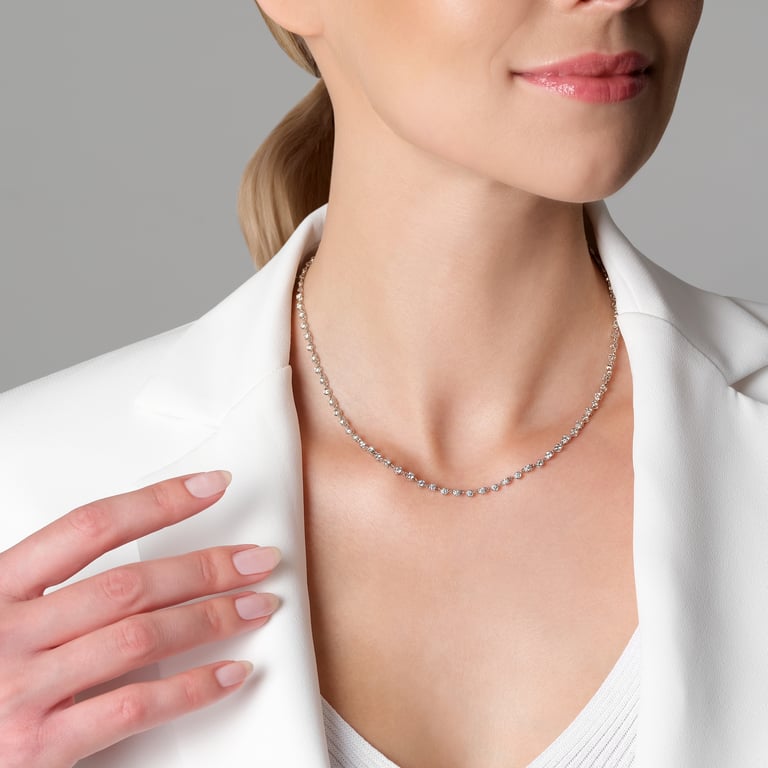 Rivière Brillant Collier aus 18 Kt Weißgold mit Diamanten, am Hals getragen