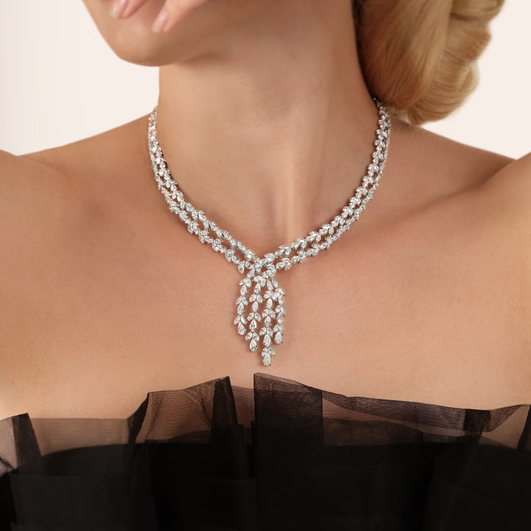 Masterpiece Collier aus 18 Kt Weißgold mit Diamanten, am Hals getragen