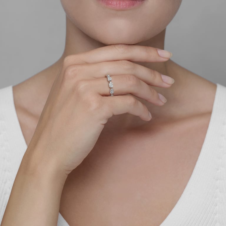 Cala Ring aus 18 Kt Weißgold mit Diamanten, an einer Hand getragen