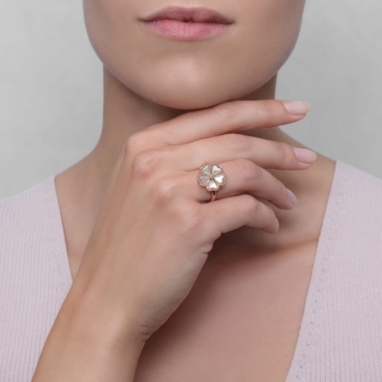 Flora Diamond Medium Ring aus 18 Kt Roségold mit Diamanten und Perlmutt, an einer Hand getragen