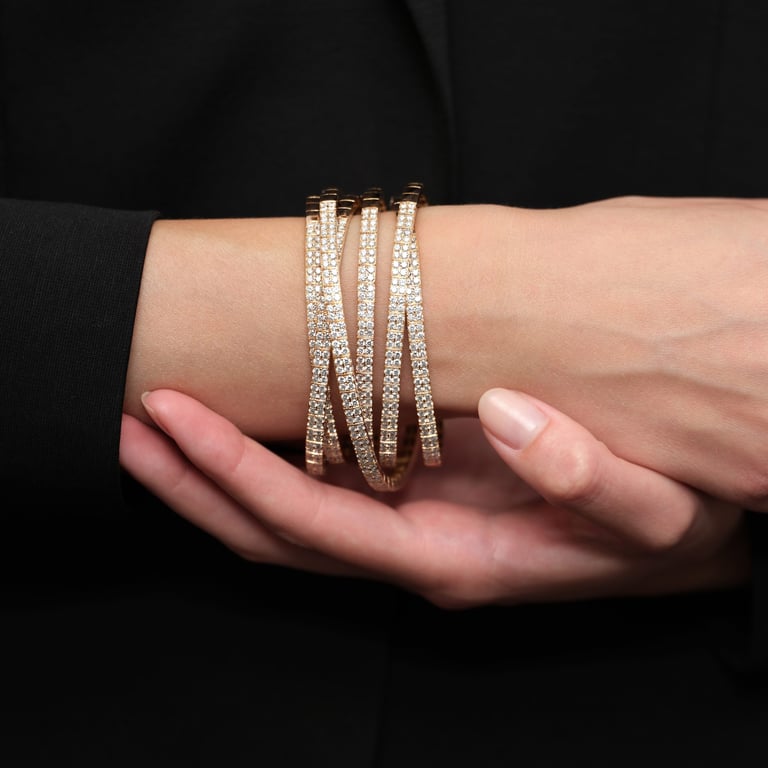 Looping Special Armreif aus 18 Kt Roségold mit Diamanten, am Handgelenk getragen
