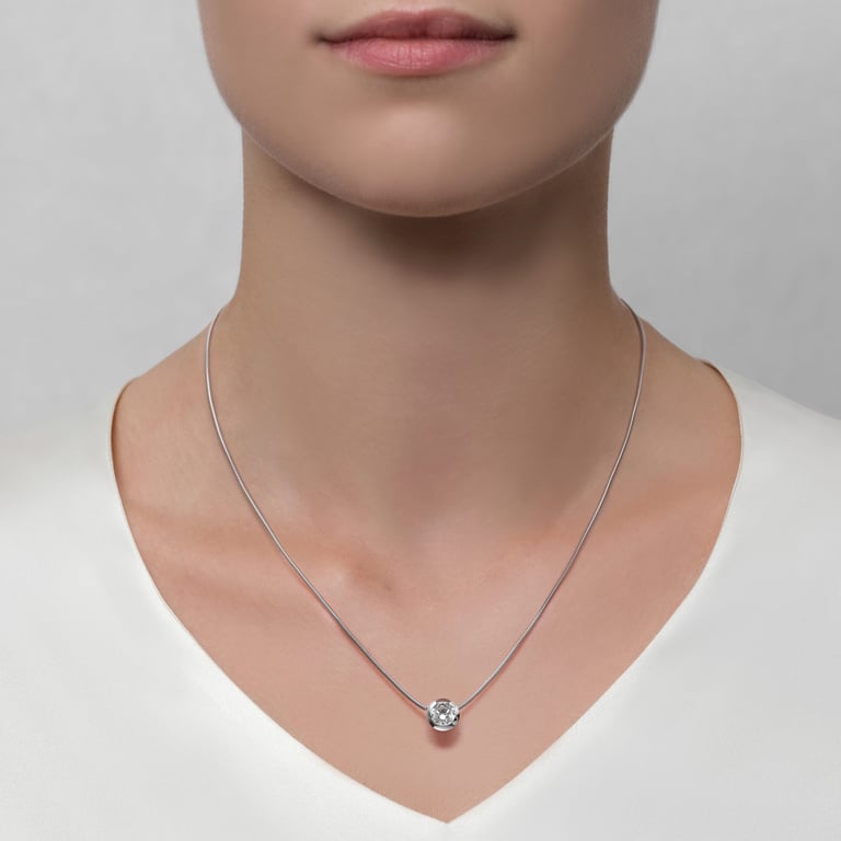 Solitaire No 1 Shorty aus 18 Kt Weißgold und Platin mit Diamant, am Hals getragen
