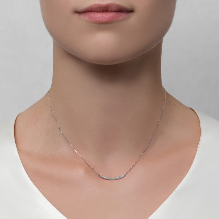 Rivière-Flow Collier aus 18 Kt Weißgold mit Diamanten, am Hals getragen