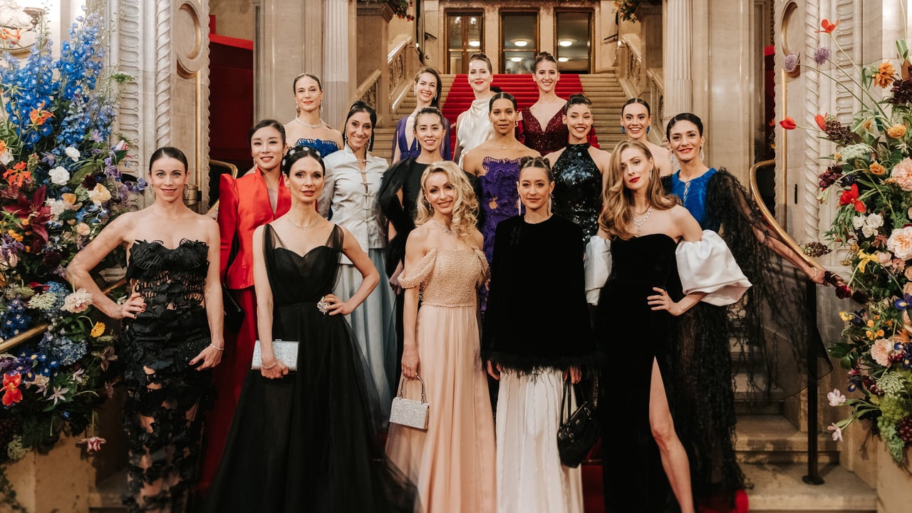 Solotänzerinnen des Wiener Staatsballetts präsentieren im Rahmen des Opernball Couture Salons 2025 Ballroben und Juwelen von Juwelier Wagner.