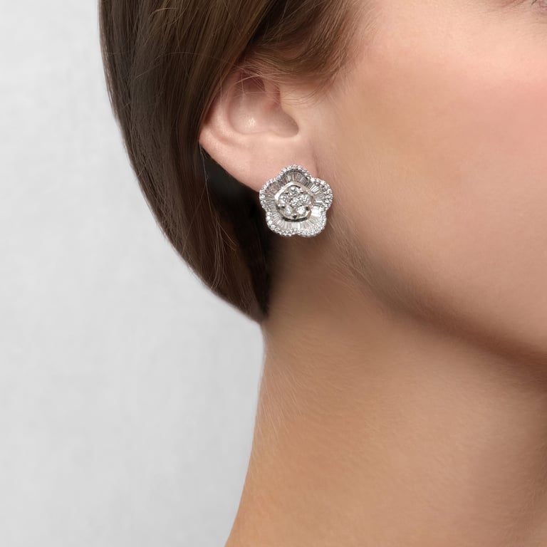 Flora Diamond Special Ohrschmuck aus 18 Kt Weißgold mit Diamanten, am Ohr getragen