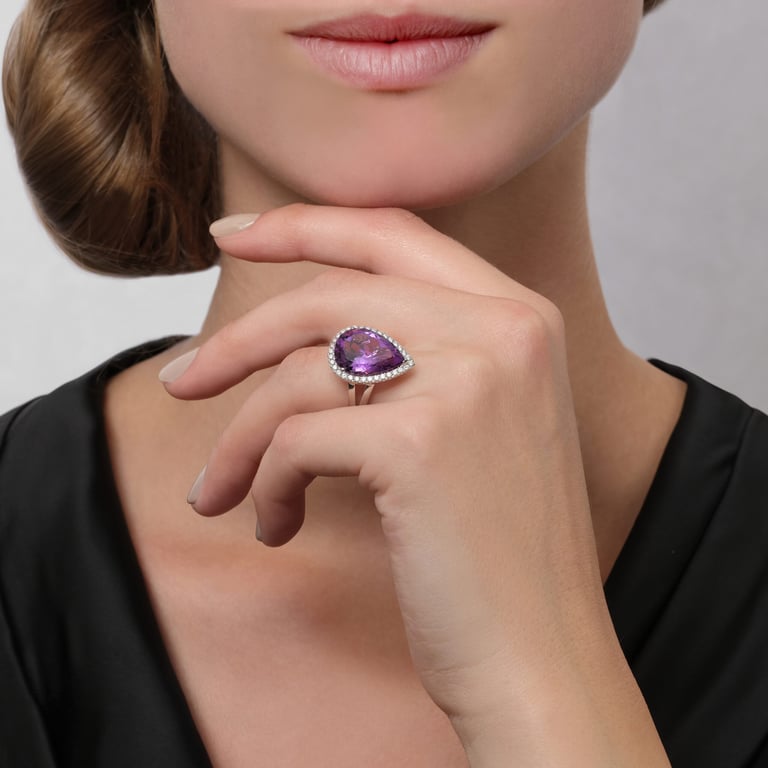 Living Stones Diamond Large Ring aus 18 Kt Weißgold mit Diamanten und Amethyst, an einer Hand getragen