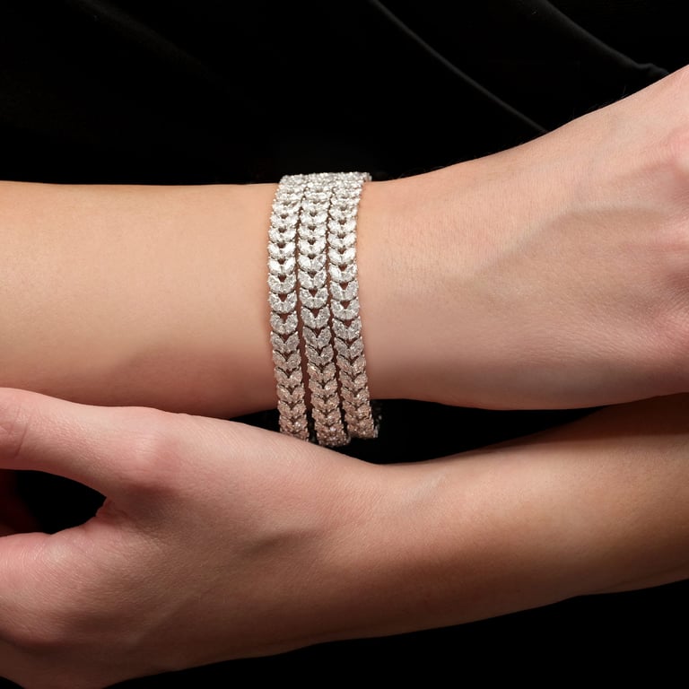 Masterpiece Armband aus 18 Kt Weißgold mit Diamanten, am Handgelenk getragen