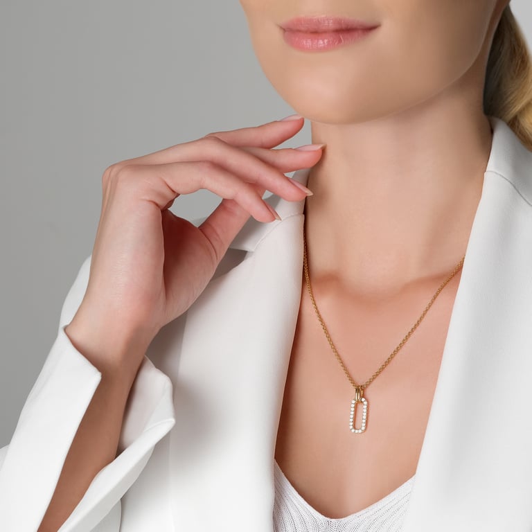Cee Anhänger mit Kette aus 18 Kt Gelbgold mit Diamanten, am Hals getragen