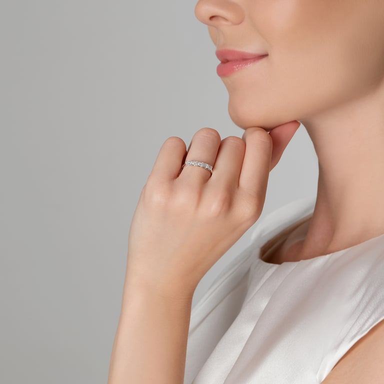 Fancy Ring aus 18 Kt Weißgold mit Diamanten, an einer Hand getragen