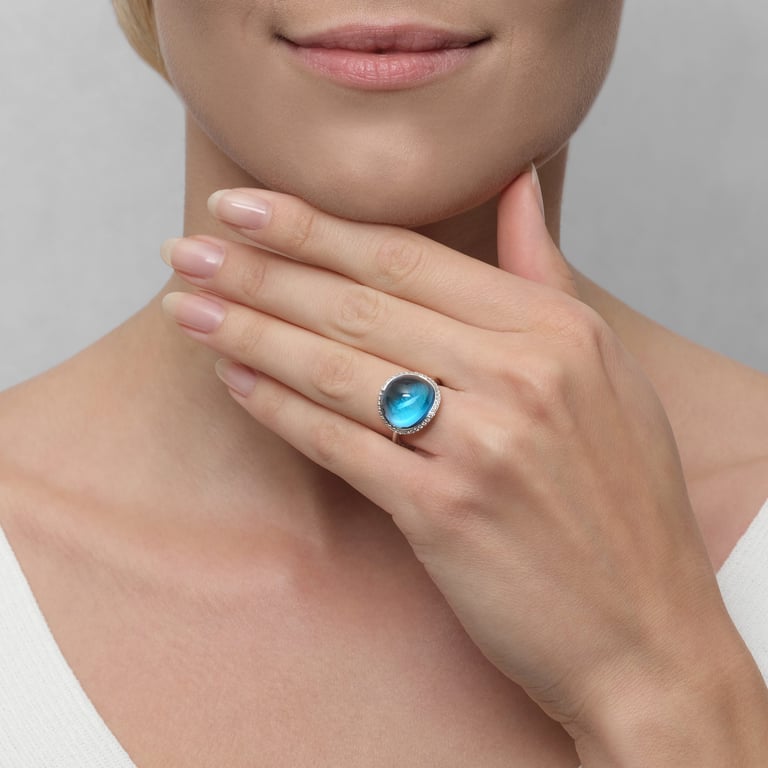 Balou Wave & Diamonds Ring aus 18 Kt Weißgold mit Diamanten und Topas, an einer Hand getragen