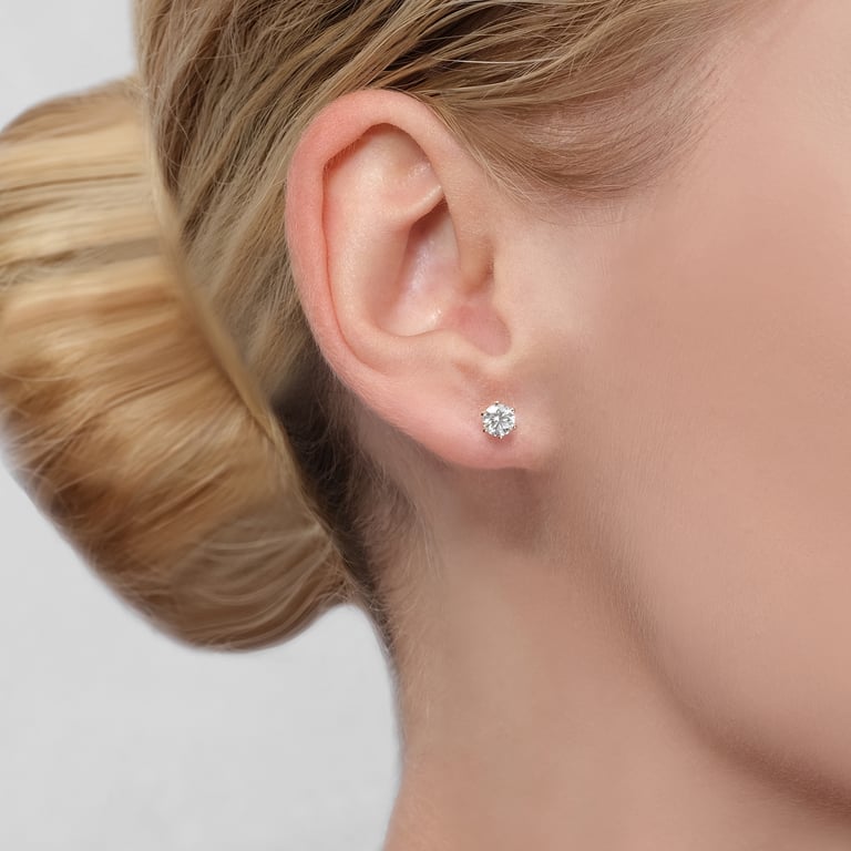 Solitaire No 6 Ohrschmuck aus 18 Kt Roségold mit Diamanten, am Ohr getragen