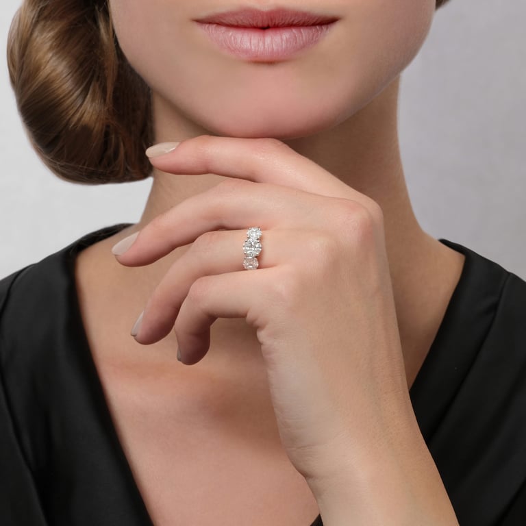 Secrets Trio Ring aus 18 Kt Weißgold mit Diamanten, an einer Hand getragen