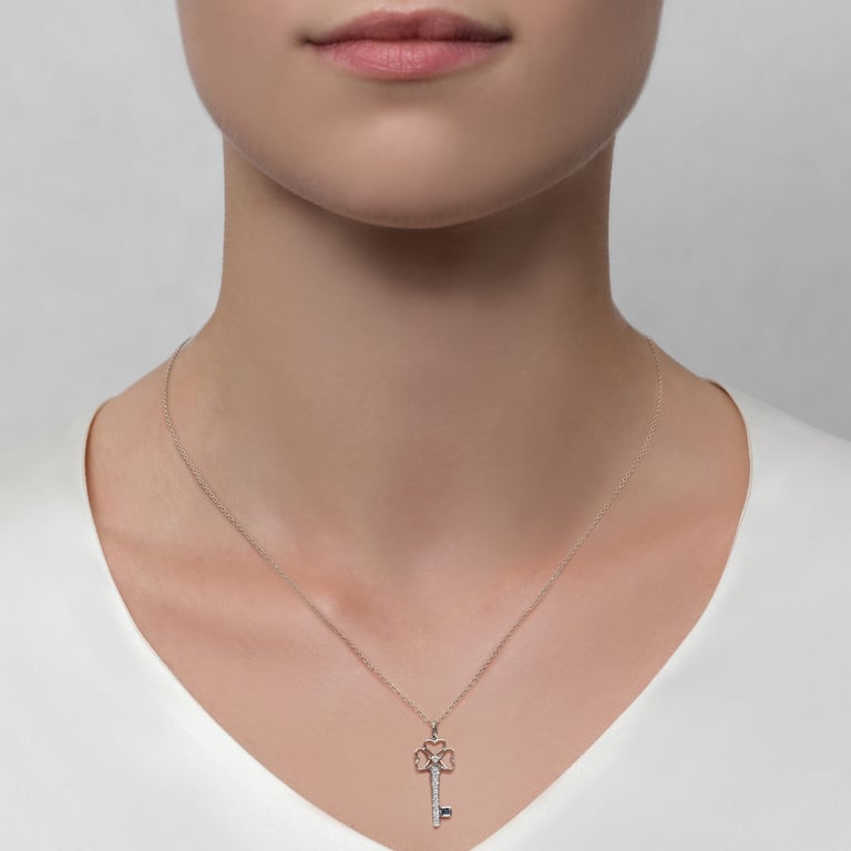 Lucky Charms Halsschmuck aus 18 Kt Weißgold mit Diamanten, am Hals getragen