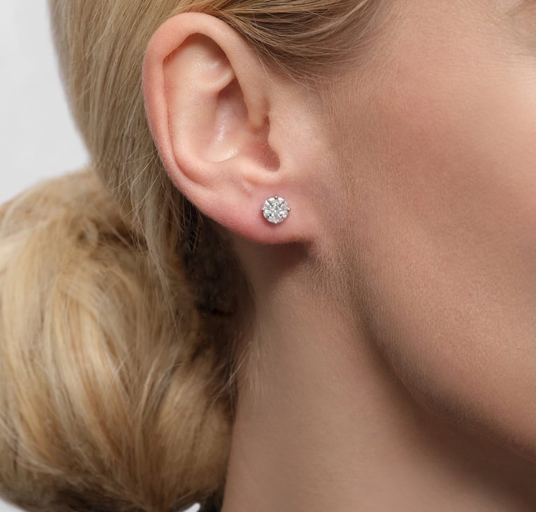 Secrets Classic Ohrschmuck aus 18 Kt Weißgold mit Diamanten, am Ohr getragen