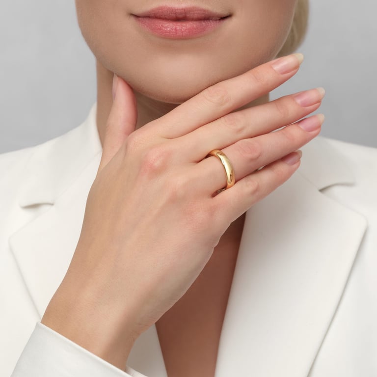 Ehering Classic 4,5 mm Ring aus 18 Kt Gelbgold, an einer Hand getragen