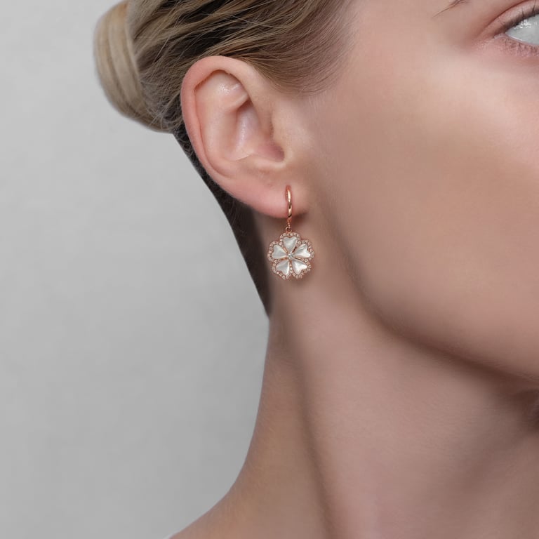 Flora Diamond Medium Ohrgehänge aus 18 Kt Roségold mit Diamanten und Perlmutt, am Ohr getragen