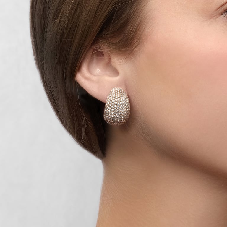 Starlight Classic Ohrschmuck aus 18 Kt Roségold mit Diamanten, am Ohr getragen
