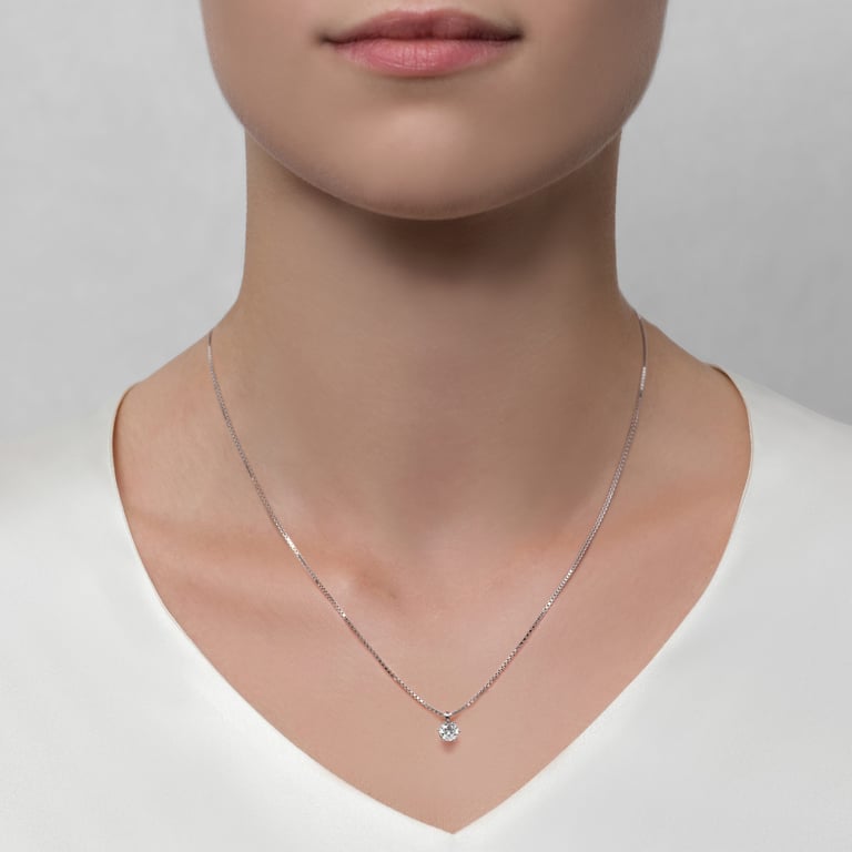 Solitaire No 6 Shorty aus 18 Kt Weißgold mit Diamant, am Hals getragen