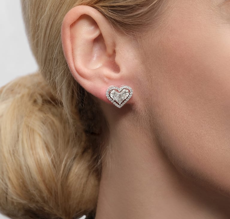 Secrets Special Ohrschmuck aus 18 Kt Weißgold mit Diamanten, am Ohr getragen