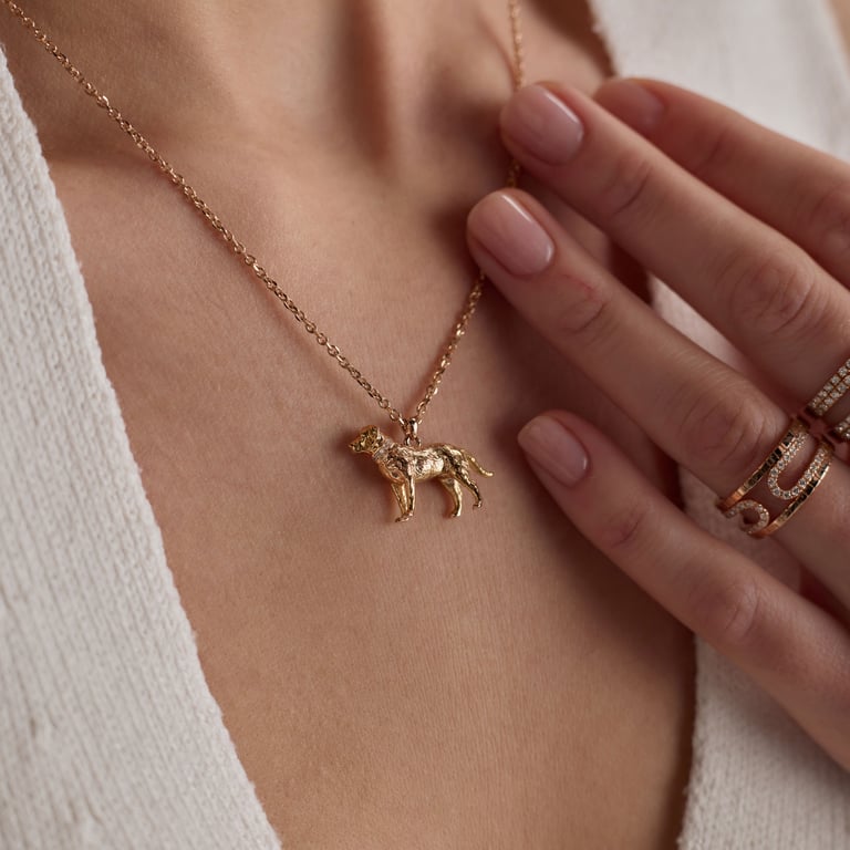 Walk my Love Halsschmuck aus 18 Kt Roségold mit Diamanten, am Hals getragen