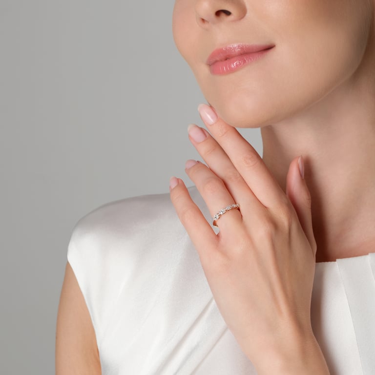 Fancy Ring aus 18 Kt Roségold mit Diamanten, an einer Hand getragen