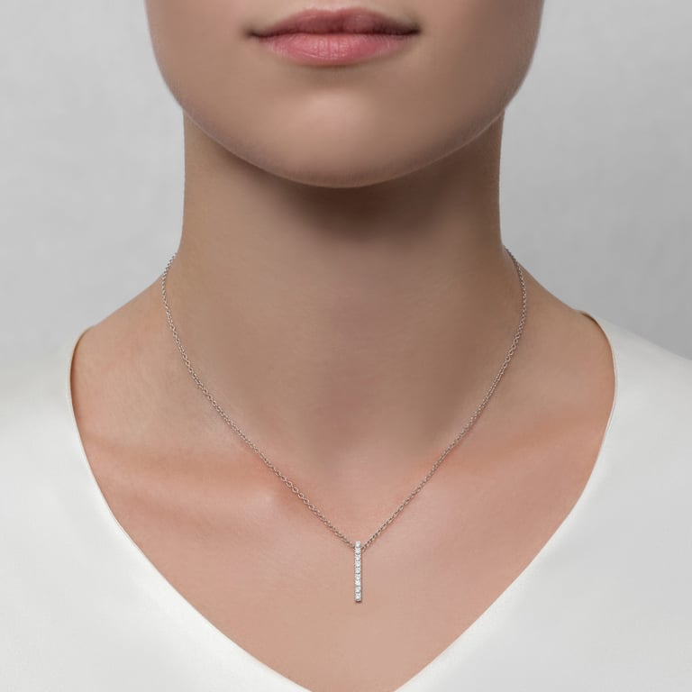 Rivière Brillant Anhänger mit Kette aus 18 Kt Weißgold mit Diamanten, am Hals getragen