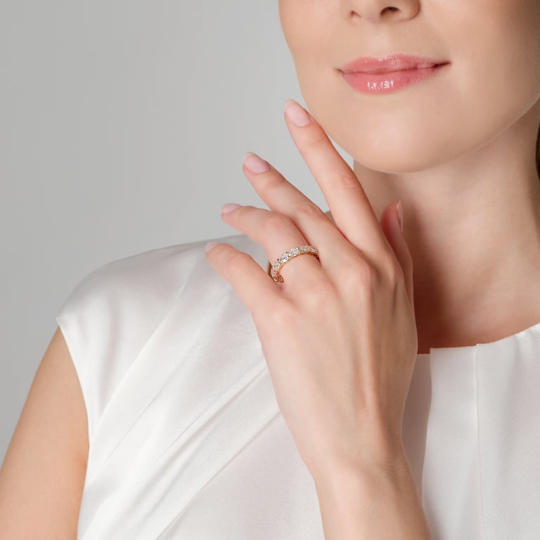 Fancy Ring aus 18 Kt Gelbgold mit Diamanten, an einer Hand getragen