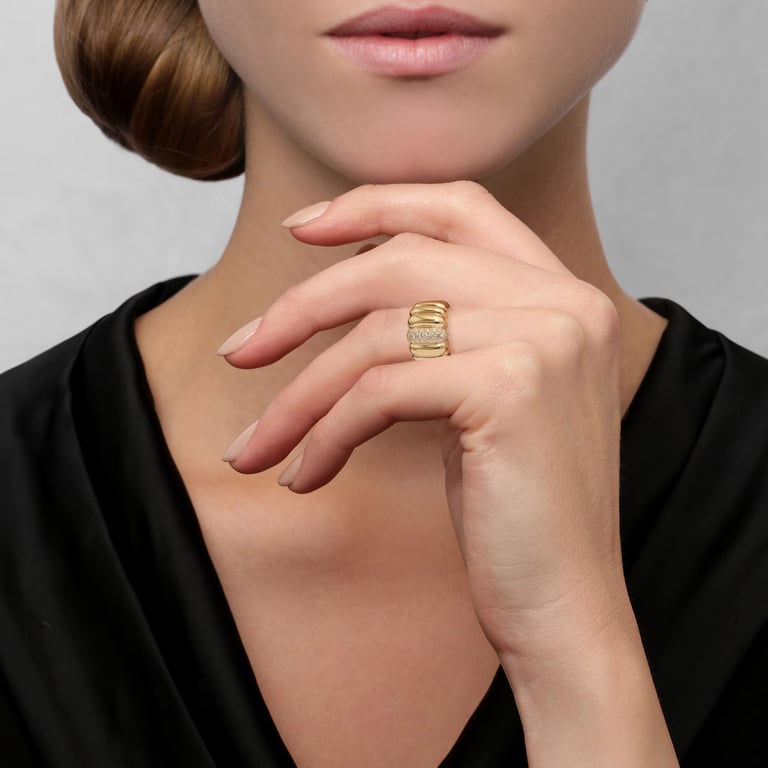 Or'Diva Ring aus 18 Kt Gelbgold mit Diamanten, an einer Hand getragen