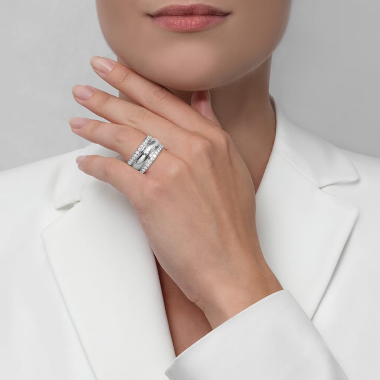 Colosseo Double Row & Diamonds Ring aus 18 Kt Weißgold mit Diamanten, an einer Hand getragen