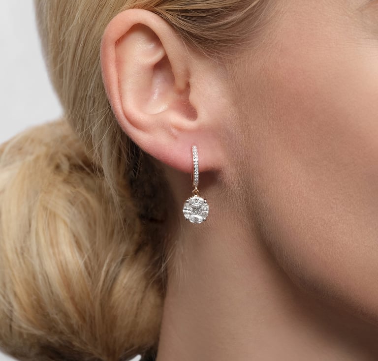 Secrets Classic Ohrschmuck aus 18 Kt Roségold mit Diamanten, am Ohr getragen