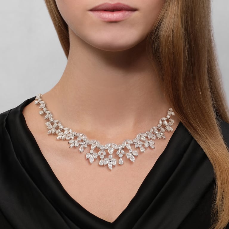 Masterpiece Collier aus 18 Kt Weißgold mit Diamanten, am Hals getragen