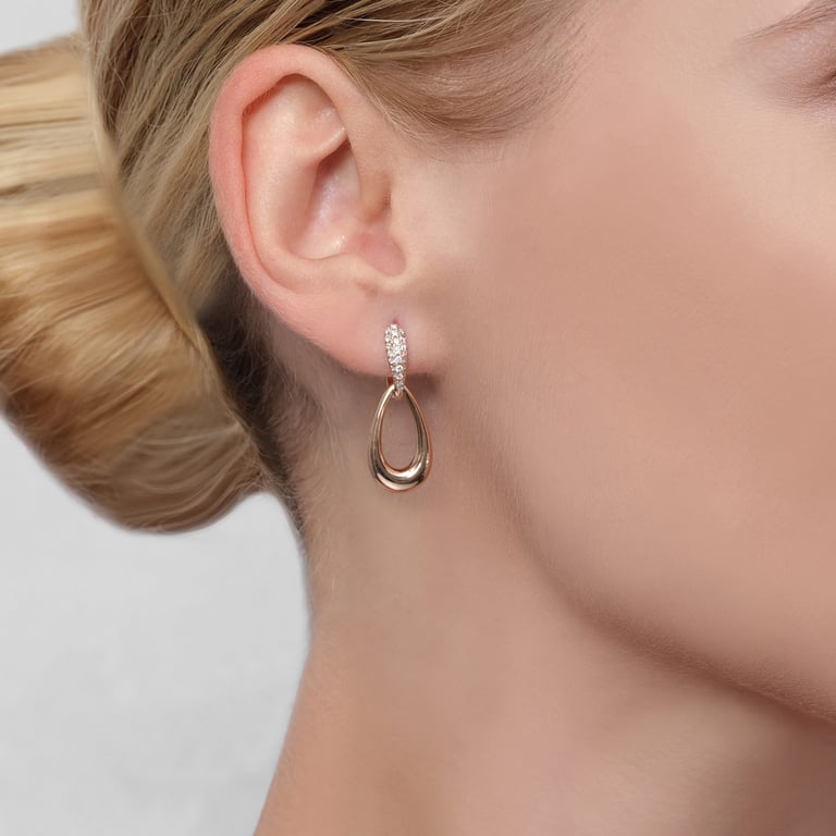 Carmen Drop Ohrschmuck aus 18 Kt Roségold mit Diamanten, am Ohr getragen