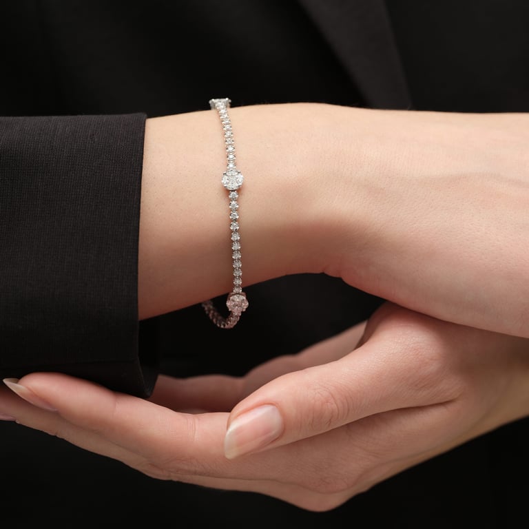 Secrets Special Armband aus 18 Kt Weißgold mit Diamanten, am Handgelenk getragen