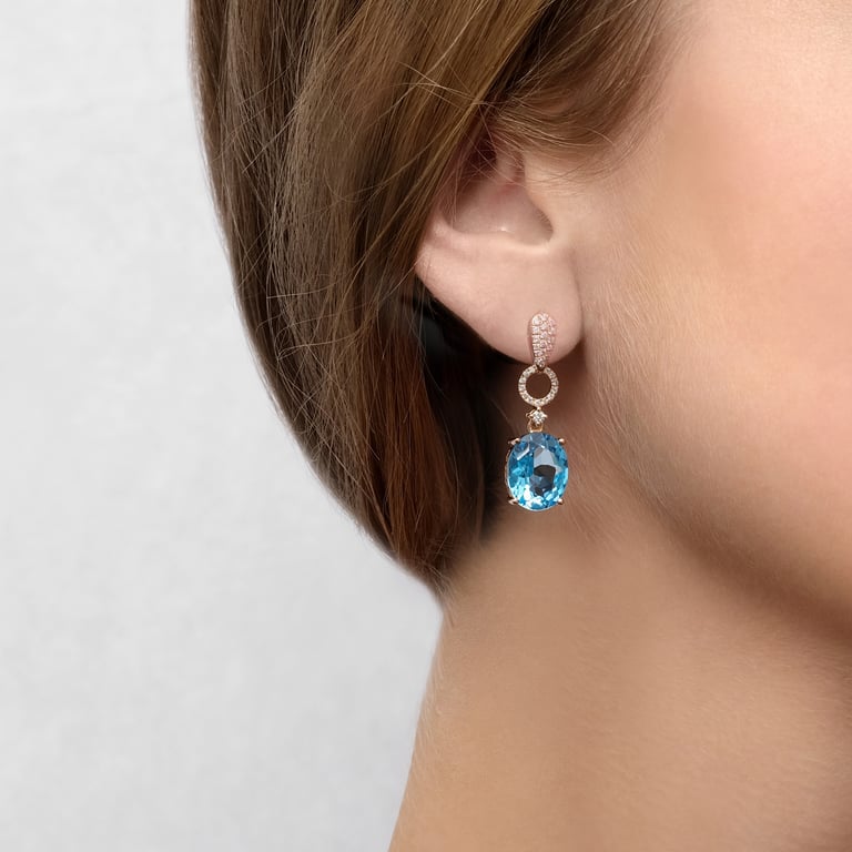 Signature Ohrschmuck aus 18 Kt Roségold mit Diamanten und Topas, am Ohr getragen