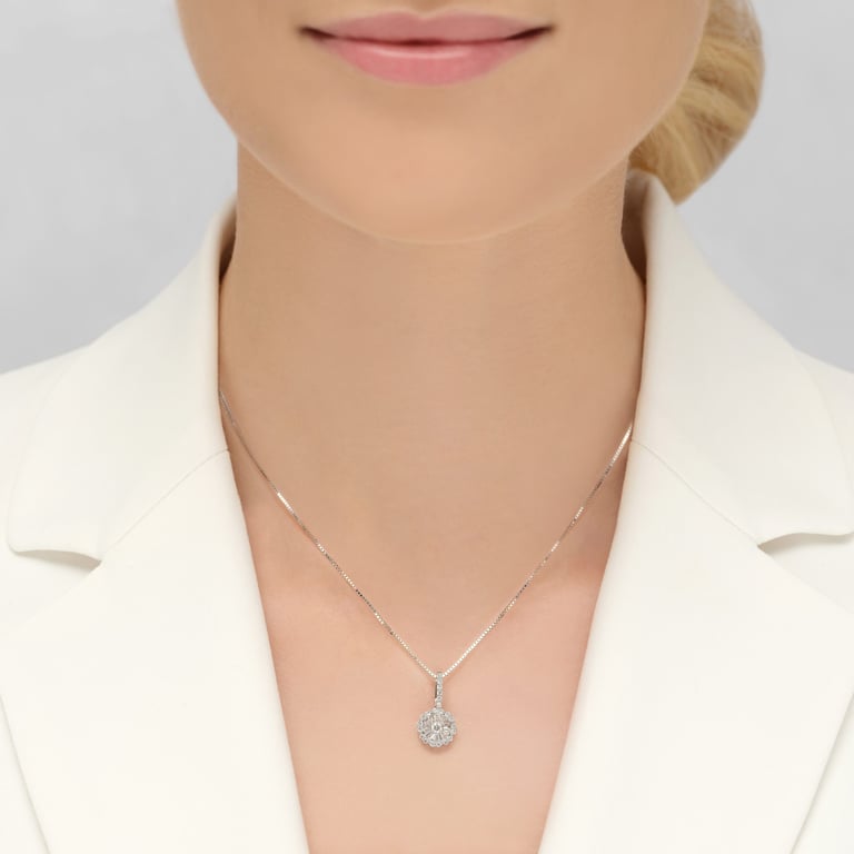 Bloom X-Small Halsschmuck aus 18 Kt Weißgold mit Diamanten, am Hals getragen