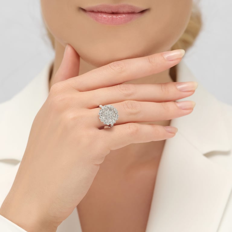 Bloom Large Ring aus 18 Kt Weißgold mit Diamanten, an einer Hand getragen