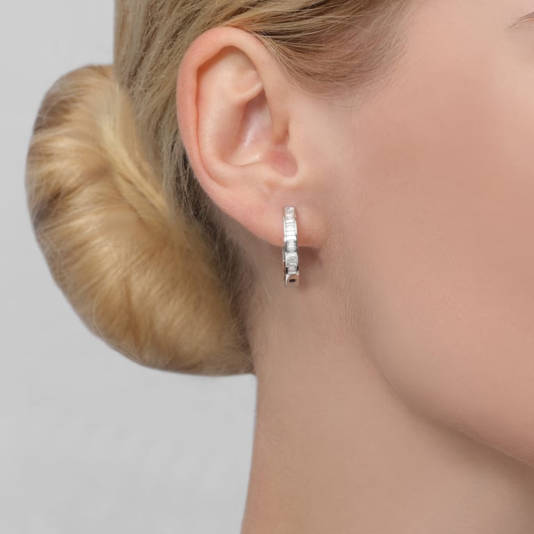 Rivière Baguette Creolen aus 18 Kt Weißgold mit Diamanten, am Ohr getragen