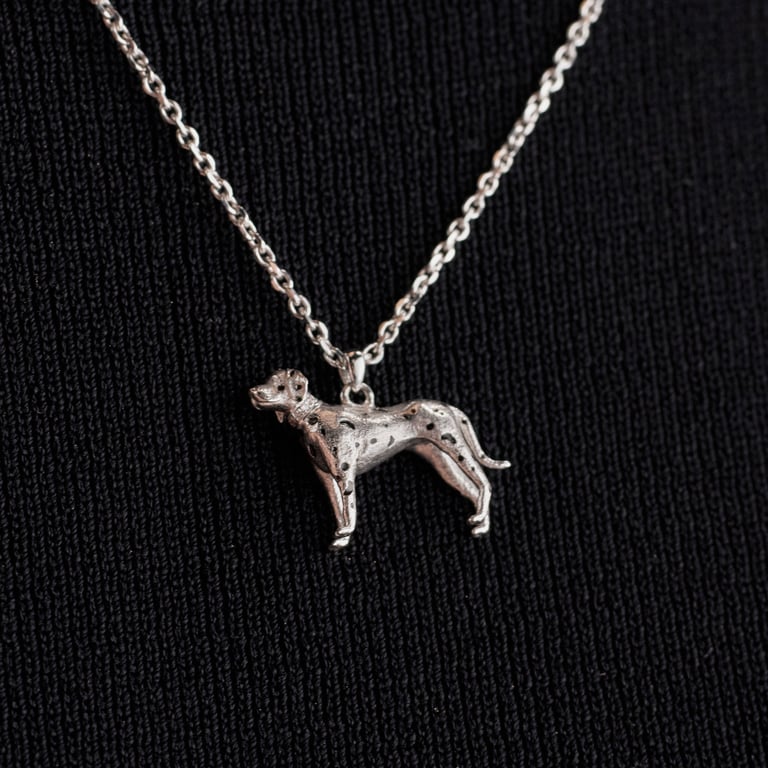 Walk my Love Halsschmuck aus 18 Kt Weißgold mit Diamanten, am Hals getragen