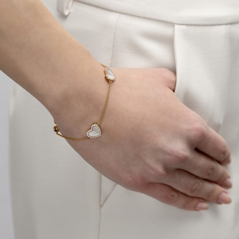 Heart Mother of Pearl Armschmuck aus 18 Kt Roségold mit Diamanten und Perlmutt, am Handgelenk getragen