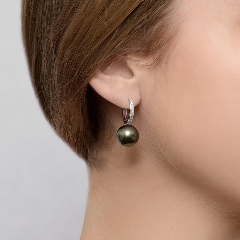 Pearls & More Creolen aus 18 Kt Weißgold mit Perle und Diamanten, am Ohr getragen